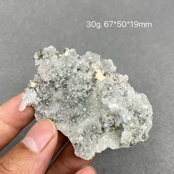 Uzorak mineralnog kamena s simbiotički miks kristala prirodnog pirita i халькопирита