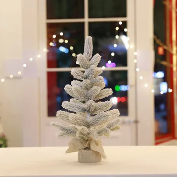 Božićne dekoracije i umjetne pada snijeg стекается Božićno drvce prozor satna izgled svečanoj atmosferi ukrasna jelka